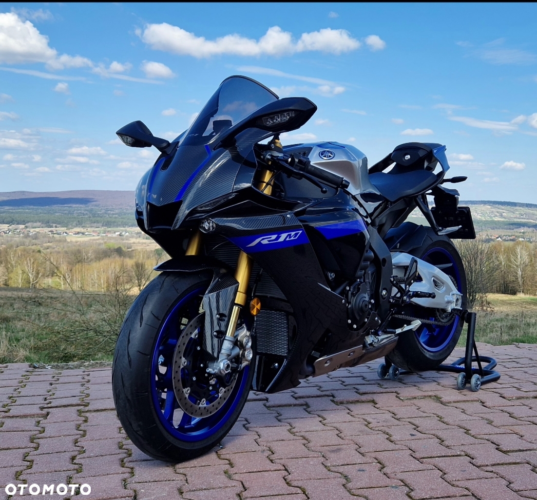 Yamaha R1 - 18