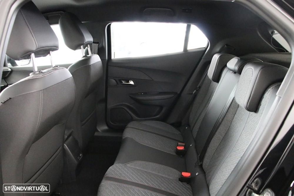 Peugeot 2008 1.2 PureTech Allure EAT8 - 31