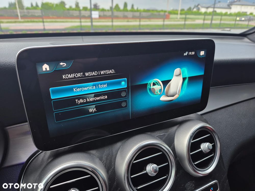 Mercedes-Benz GLC 300 4Matic 9G-TRONIC AMG Line Plus - 24
