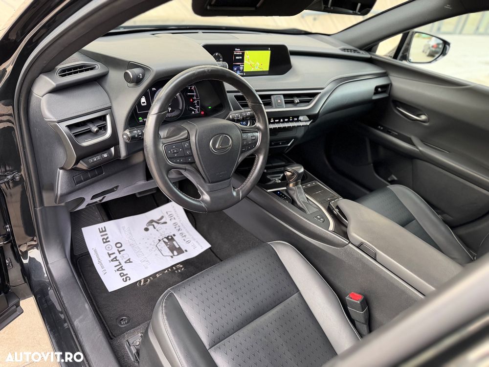 Lexus UX 250h 2.0L HEV 20H- (178 HP) 4X2 CVT Executive - 5