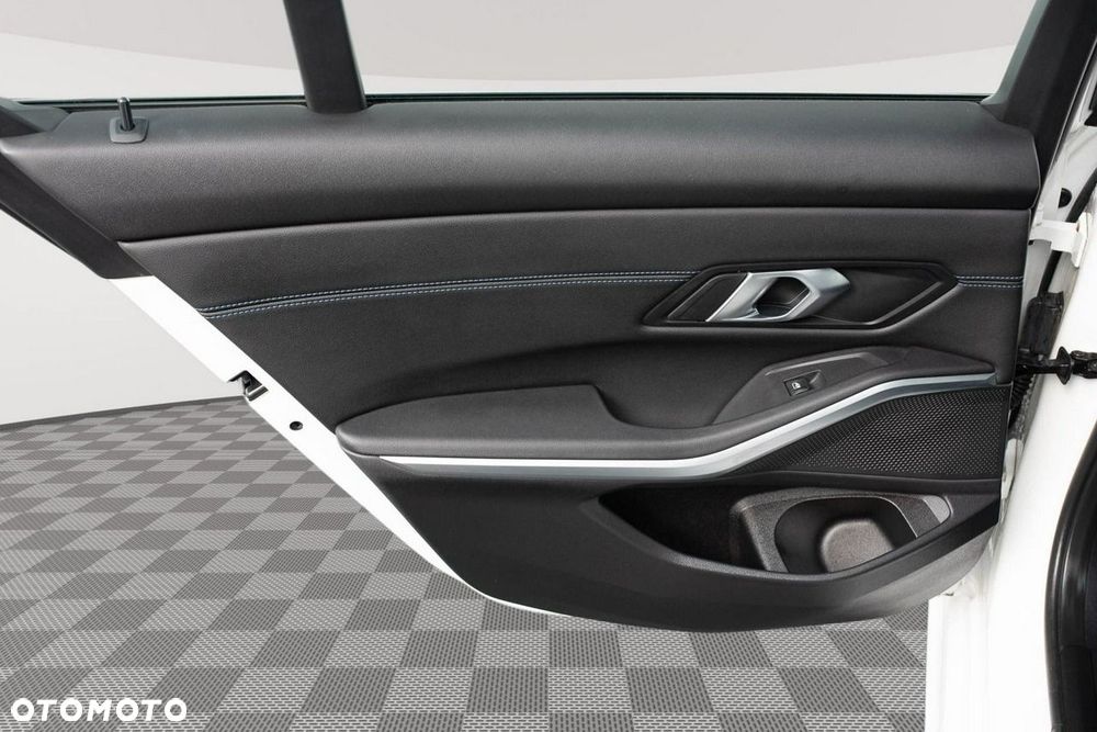 BMW Seria 3 318i M Sport - 23