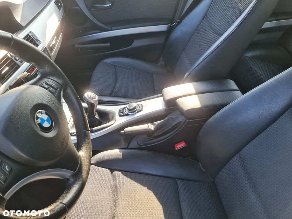 BMW Seria 3 318i Touring - 11