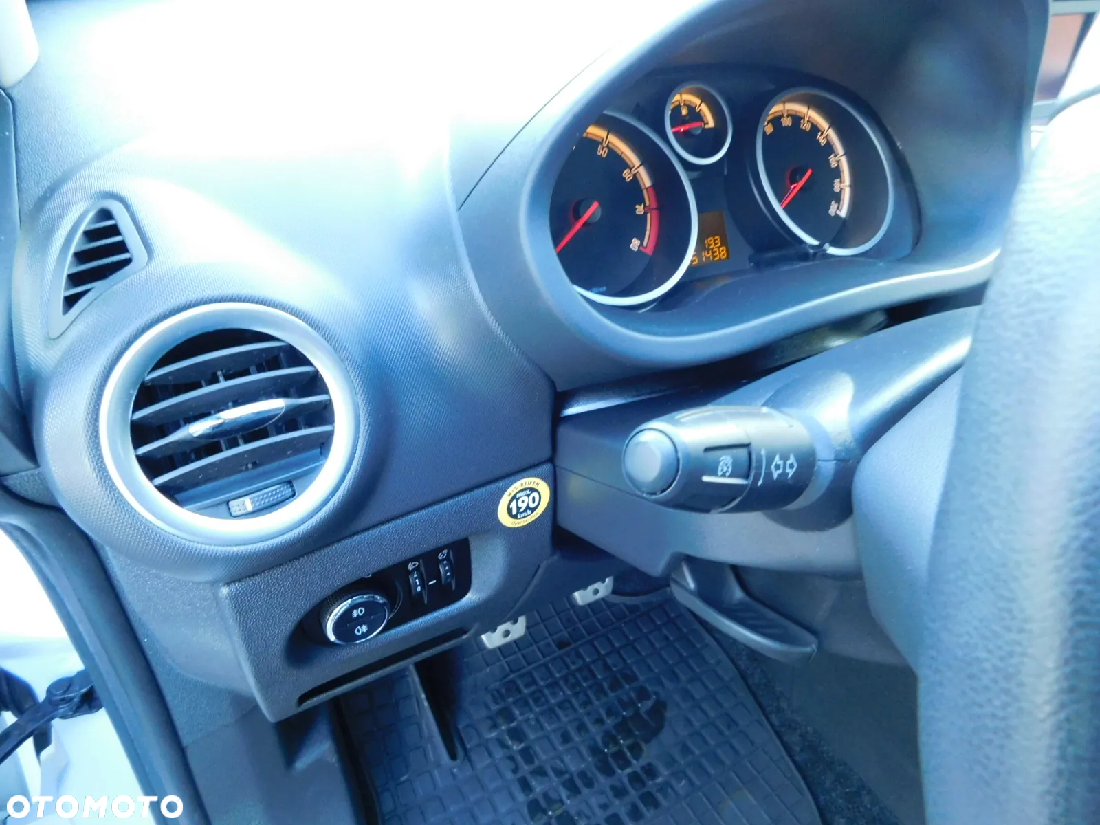 Opel Corsa 1.4 16V Innovation - 19