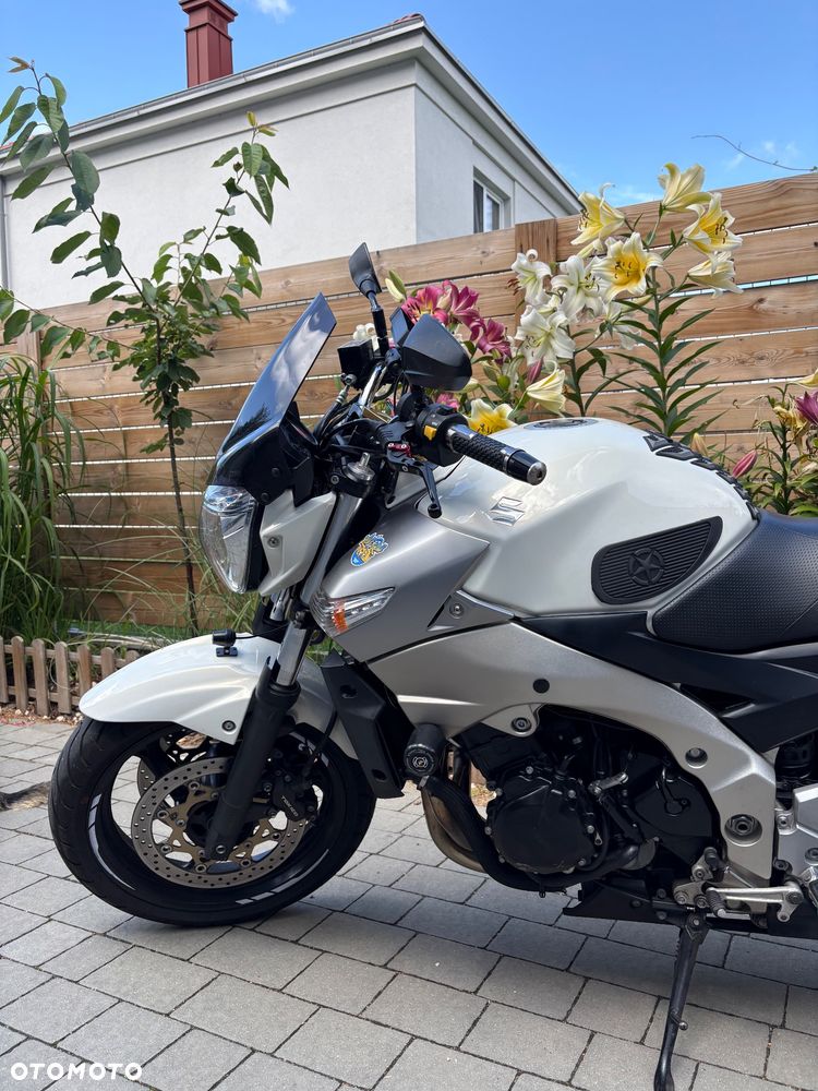 Suzuki GSR - 2