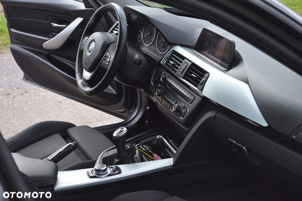 BMW Seria 3 318d Sport Line - 23