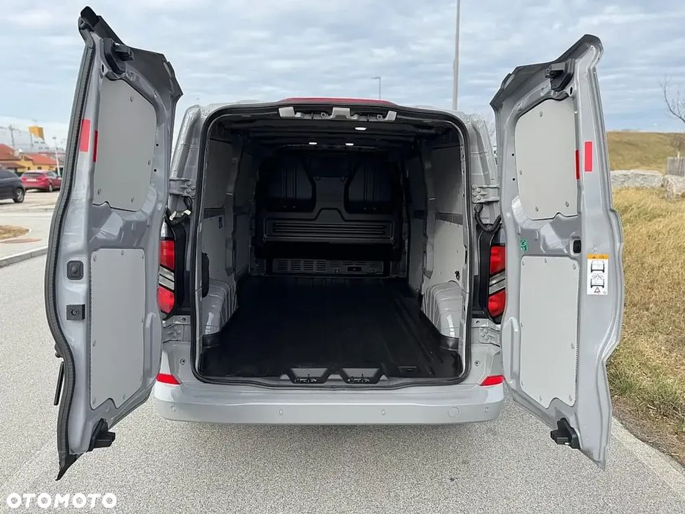 Ford Transit Custom Van - 8