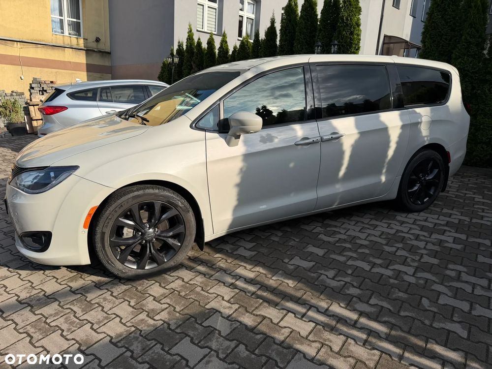 Chrysler Pacifica - 5