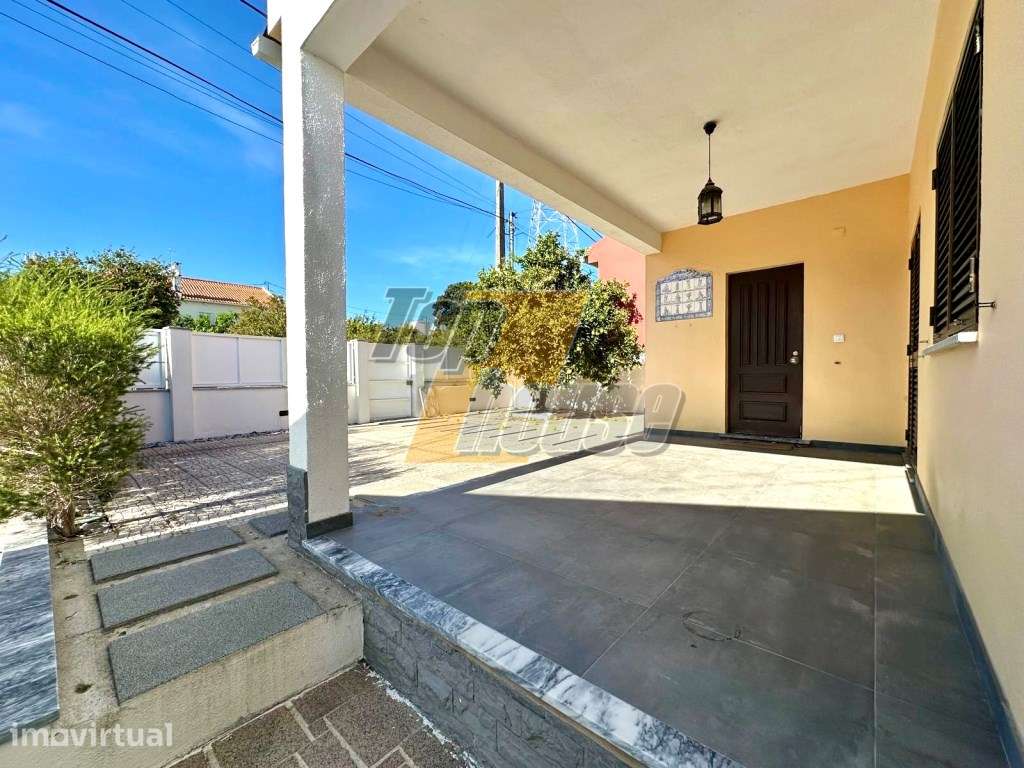 Moradia Geminada Remodelada com Amplo Terreno e Churrasqueira - Pró... - Grande imagem: 2/33