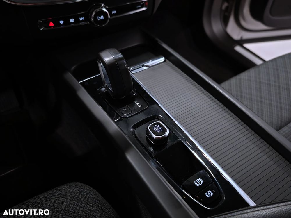 Volvo XC 60 B4 MHEV Momentum Pro - 25