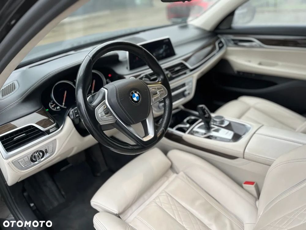 BMW Seria 7 750i xDrive - 16