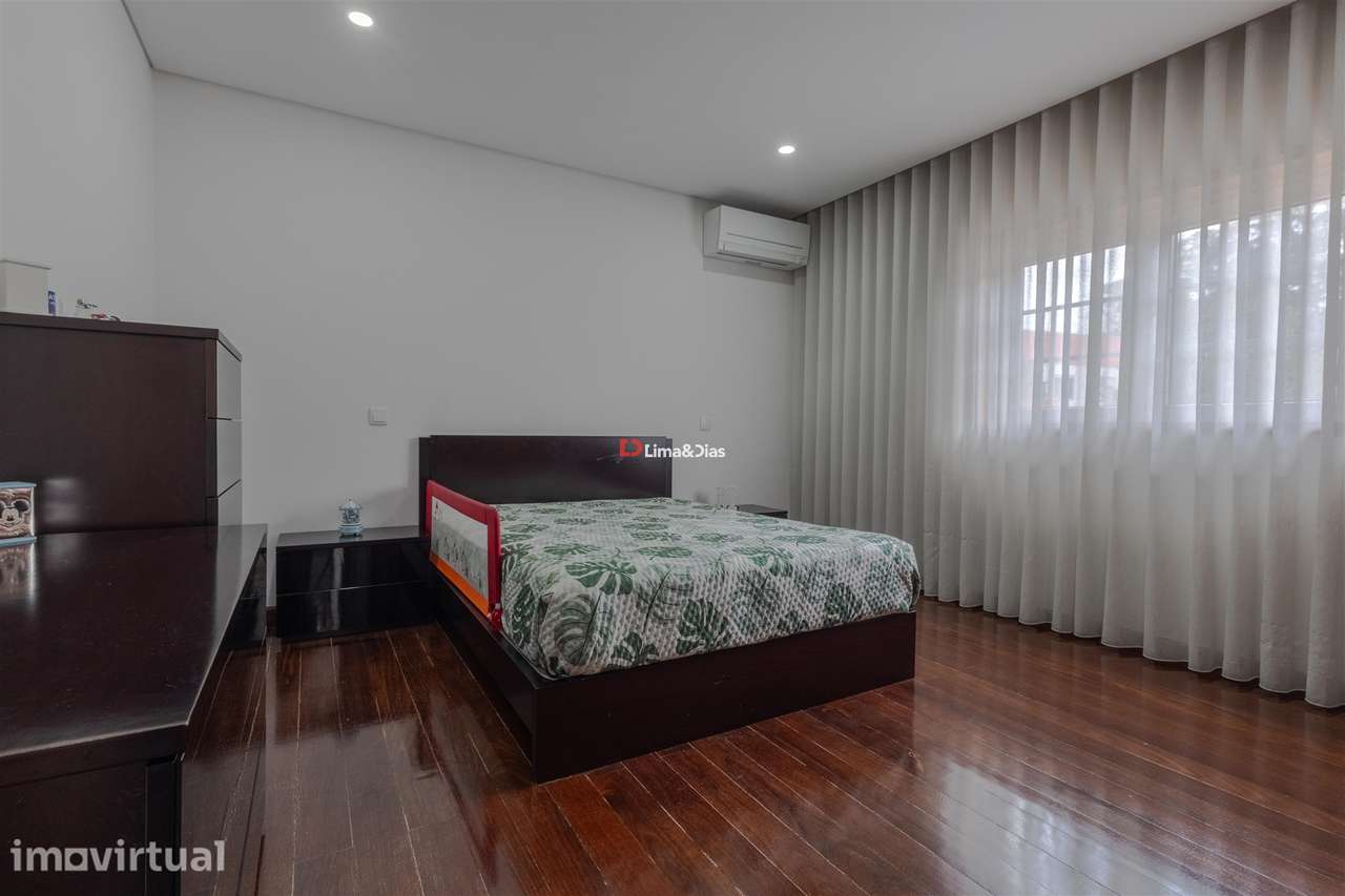 Moradia de Prestígio com Espaço, Conforto e Potencial Único - Grande imagem: 5/27