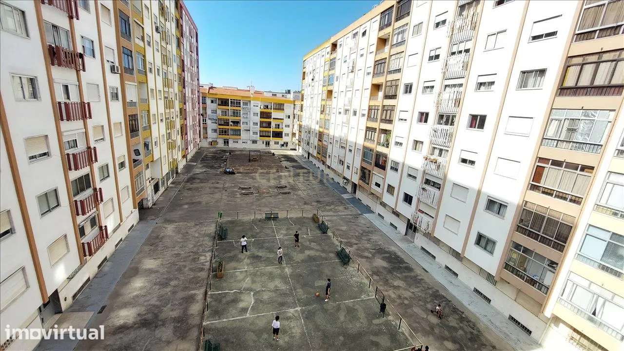 T2 com Boas Áreas e Arrecadação em Queluz – Excelente Localização - Grande imagem: 2/15