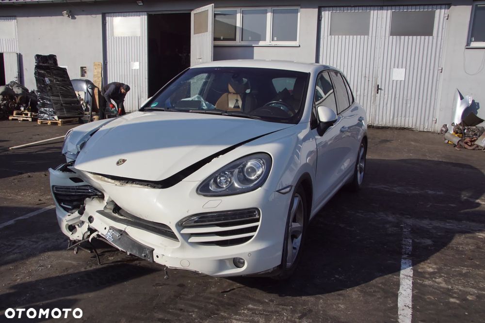 Auto na części - Porsche Cayenne II 3.0 D 239 KM CASA A5904 LR9A 2011R Silnik Skrzynia Drzwi Klapa Błotnik Lampa Lusterko Szyba Klamka Deska Kokpit Sterownik Moduł Czujnik Licznik Kierownica Wyświetlacz Panel - 1