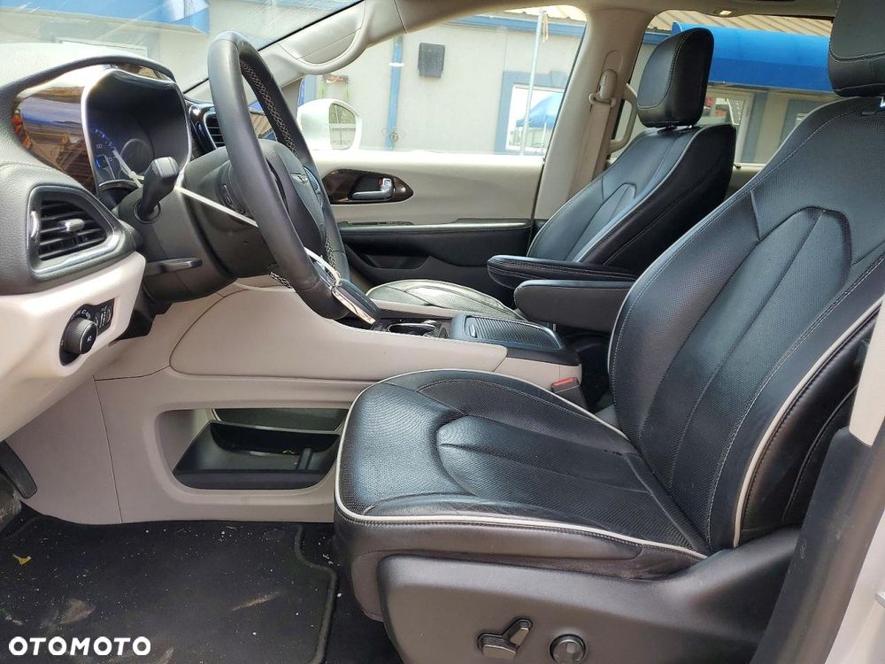 Chrysler Pacifica - 8