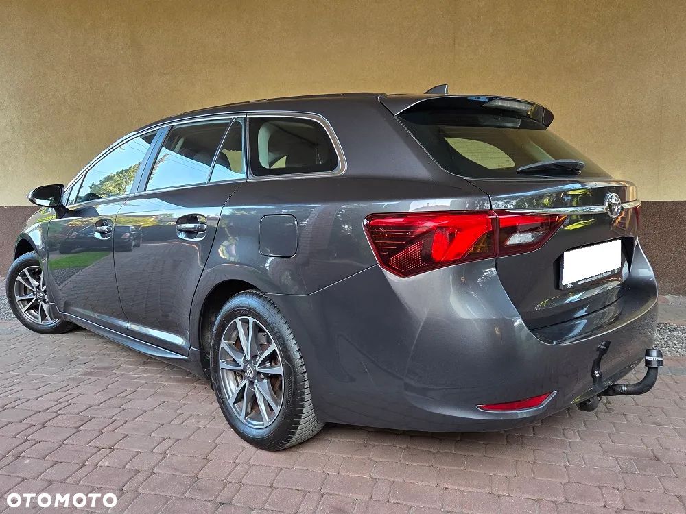 Toyota Avensis 1.8 Comfort - 6
