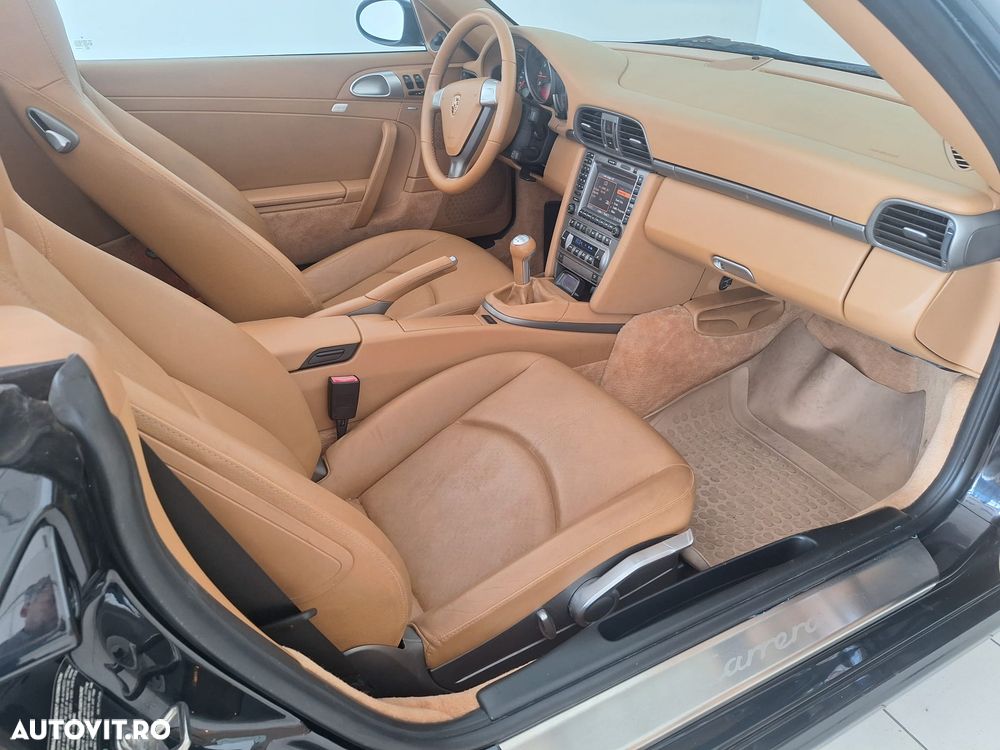 Porsche 911 Carrera 4 - 34