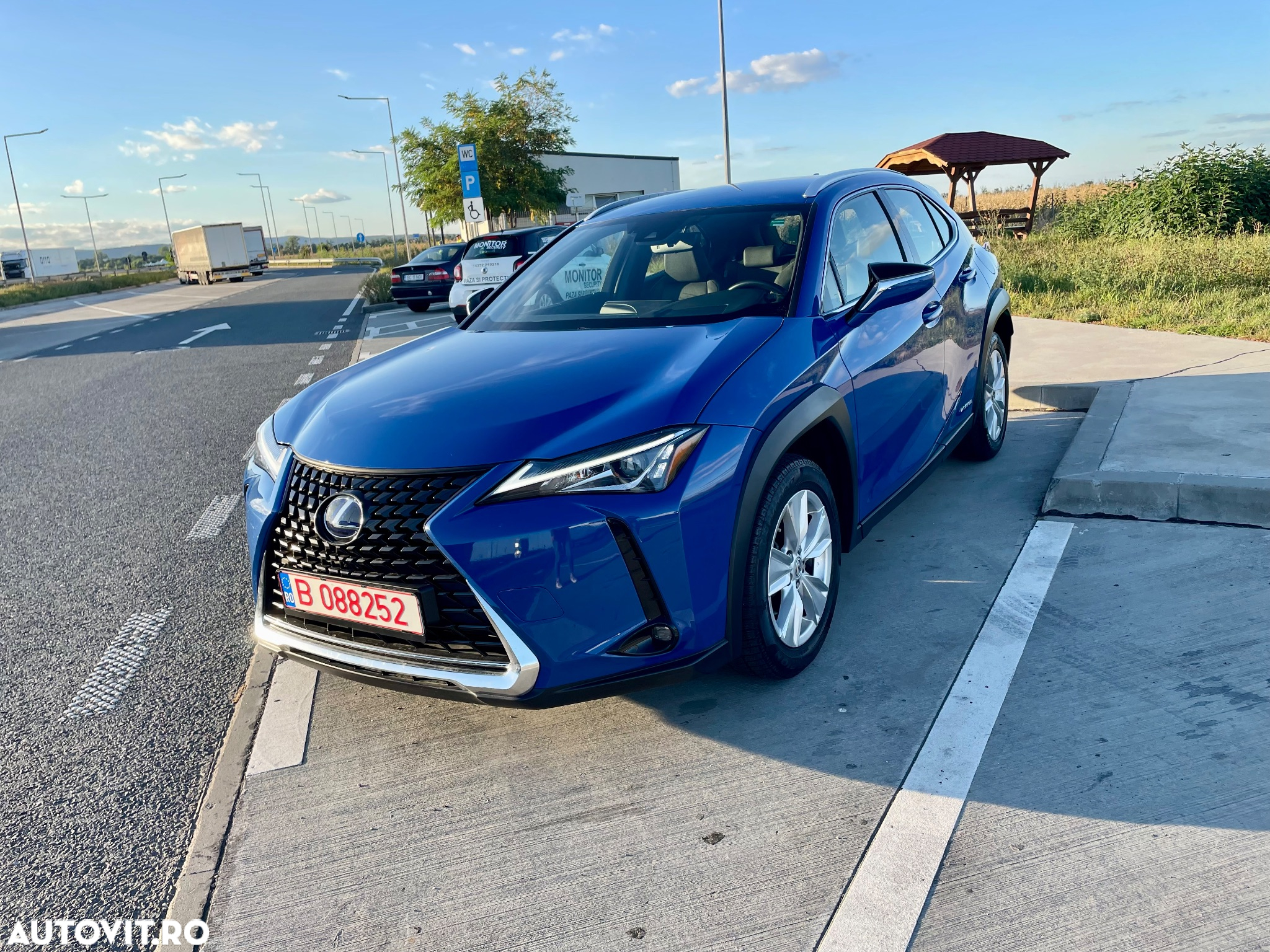 Lexus UX 250h Business Edition - 2