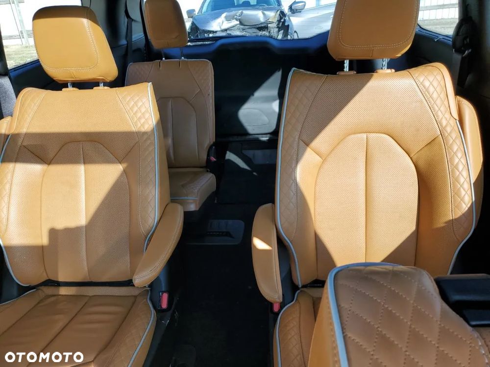 Chrysler Pacifica - 8