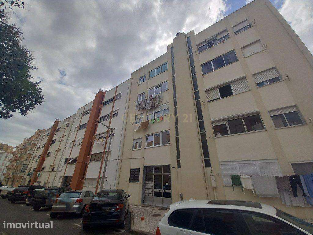 T2 Totalmente Remodelado no Carregado – Cozinha Equipada e Excelente A - Grande imagem: 5/29