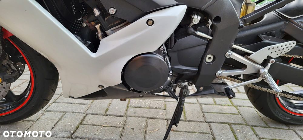 Yamaha R1 - 24