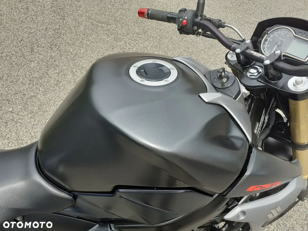 Suzuki GSR - 7