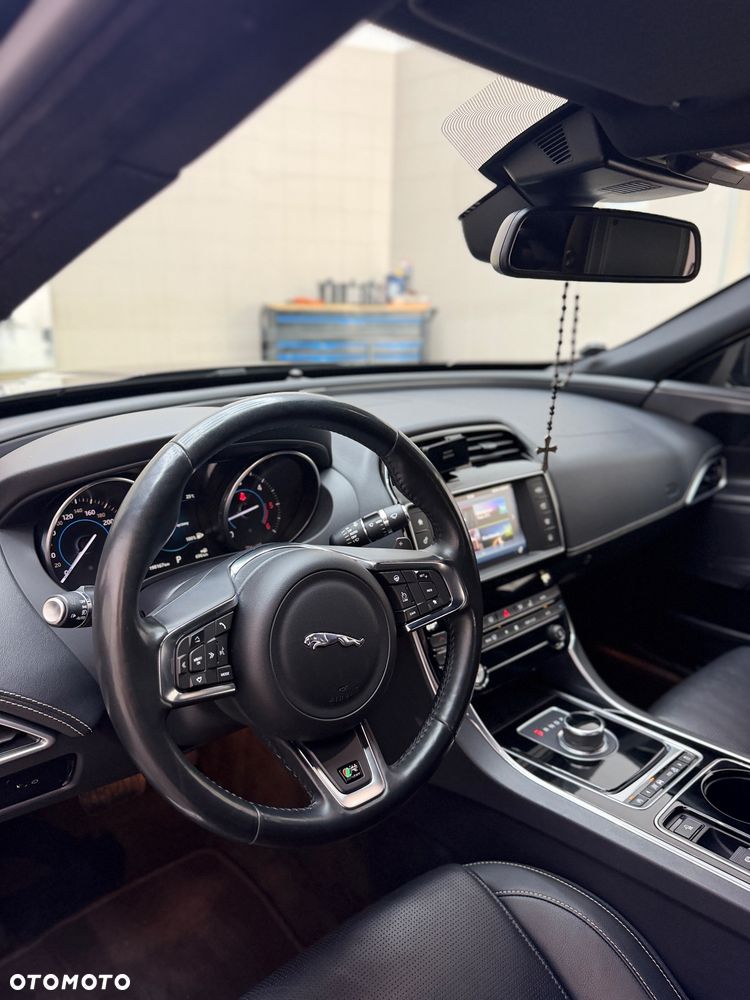 Jaguar XE 2.0 D AWD R-Sport - 8
