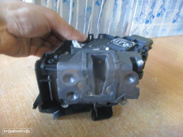 Fecho 3M5AR21813ET FORD FOCUS 2 2009 1.6TDCI 90CV 5P BRANCO FE 6 PINOS  FORD FOCUS 2 FASE 2  2008 1.6TDCI 110CV 5P VERMELHO  FE 6 PINOS - 4
