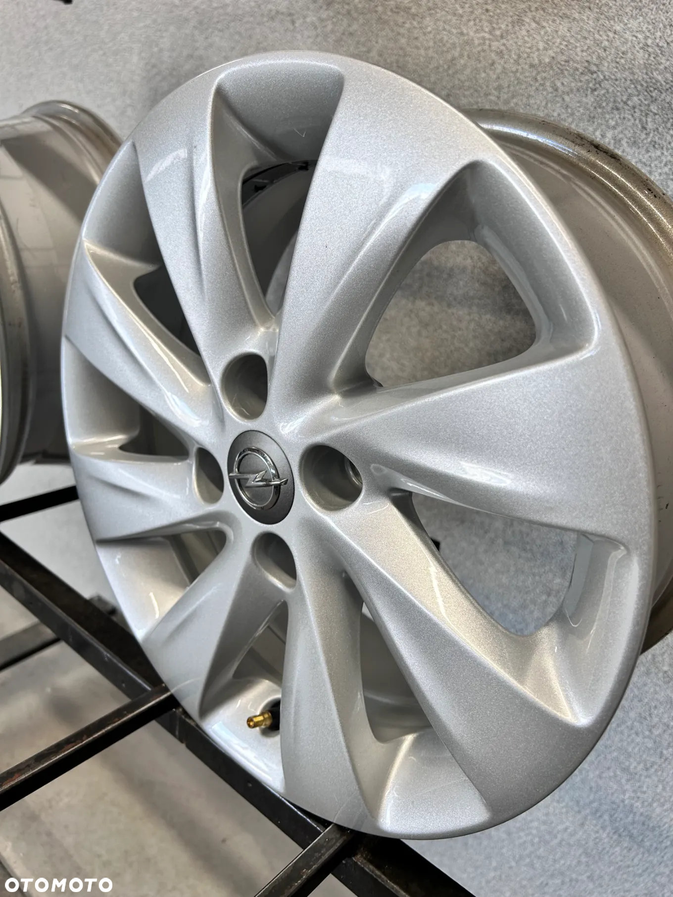 4 FELGI ALU. OPEL CORSA D,E,ADAM 15'' 6J ET39  TPMS - 13