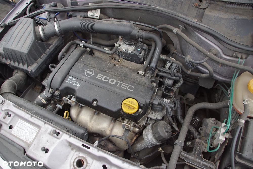 Auto na części - Opel Corsa C Lift 1.2 80 KM Z12XEP F13 4OU 2004R Silnik Skrzynia Drzwi Maska Błotnik Klapa Zderzak Lusterko Lampa Klamka Szyba Deska Kokpit Sterownik Moduł Czujnik Licznik Panel Wyświetlacz Kierownica - 19