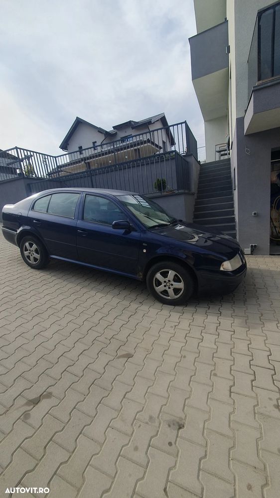 Skoda Octavia Combi 1.6 Ambiente - 2