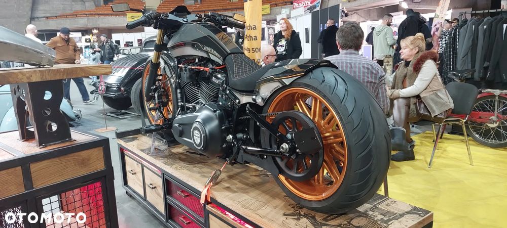 Harley-Davidson Softail Breakout - 19