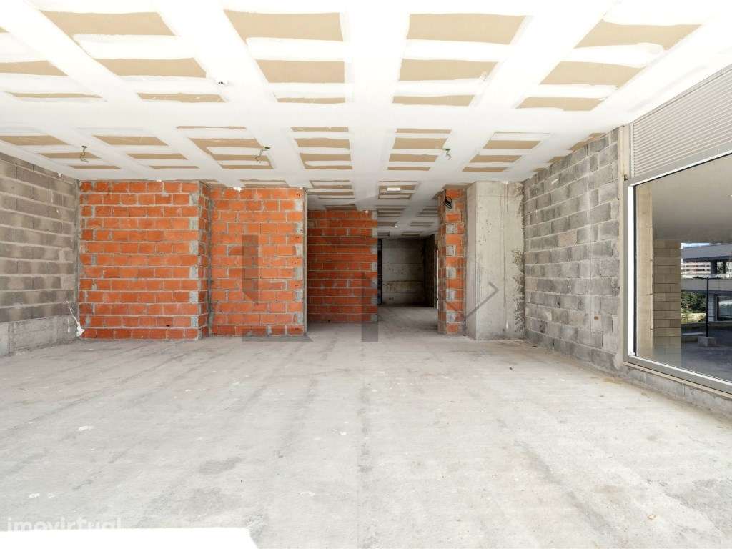 Fantástica Loja com 2 Pisos e Montras Altas Para Arrendamento, Pron... - Grande imagem: 4/30