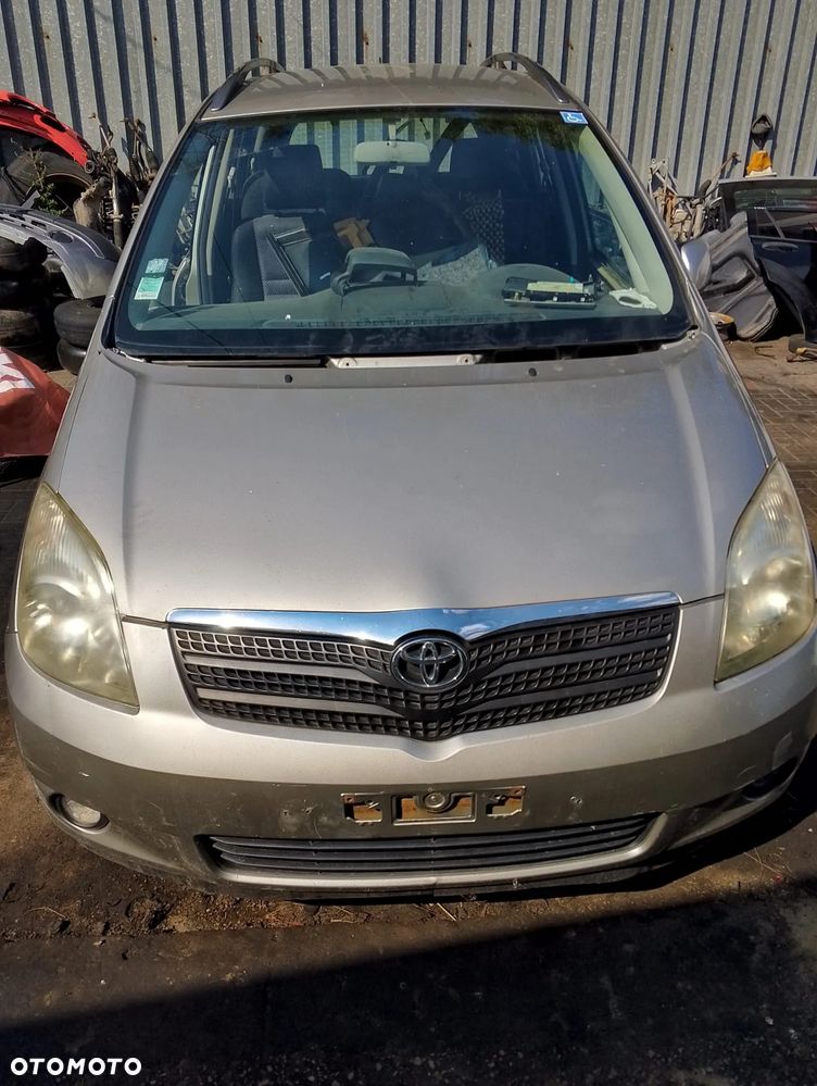 Toyota Corolla Verso I (02-04r.) 2.0 D-4D 89KM. Silnik 1CD-FTV Skrzynia  E351 lakier1D9 – Silver Graphite. Cały na części GWARANCJA !!!  Przód Tył Zestaw Komplet Drzwi Klapa Zderzak Błotnik Maska Grill Atrapa Szyba Pas Lampa Lusterko Boczki Fotel Kanapa Kokpit Deska Rozdzielcza Przełącznik Włącznik Sterownik Przewody Wiązka Instalacja Moduł Komputer Czujnik Listwa Pompa Alternator Wtryski Głowica Rozrusznik Kompresor Sprzęgło Dwumas Silnik Skrzynia ABS Klimatyzacji Paliwa Wspomagania Kolektor Turbina Przepustnica Zawór Chłodnica Koło Hak Belka Sanki Zawieszenie Mcpherson Półoś Amortyzator Wydech Tłumik Zacisk Most - 2
