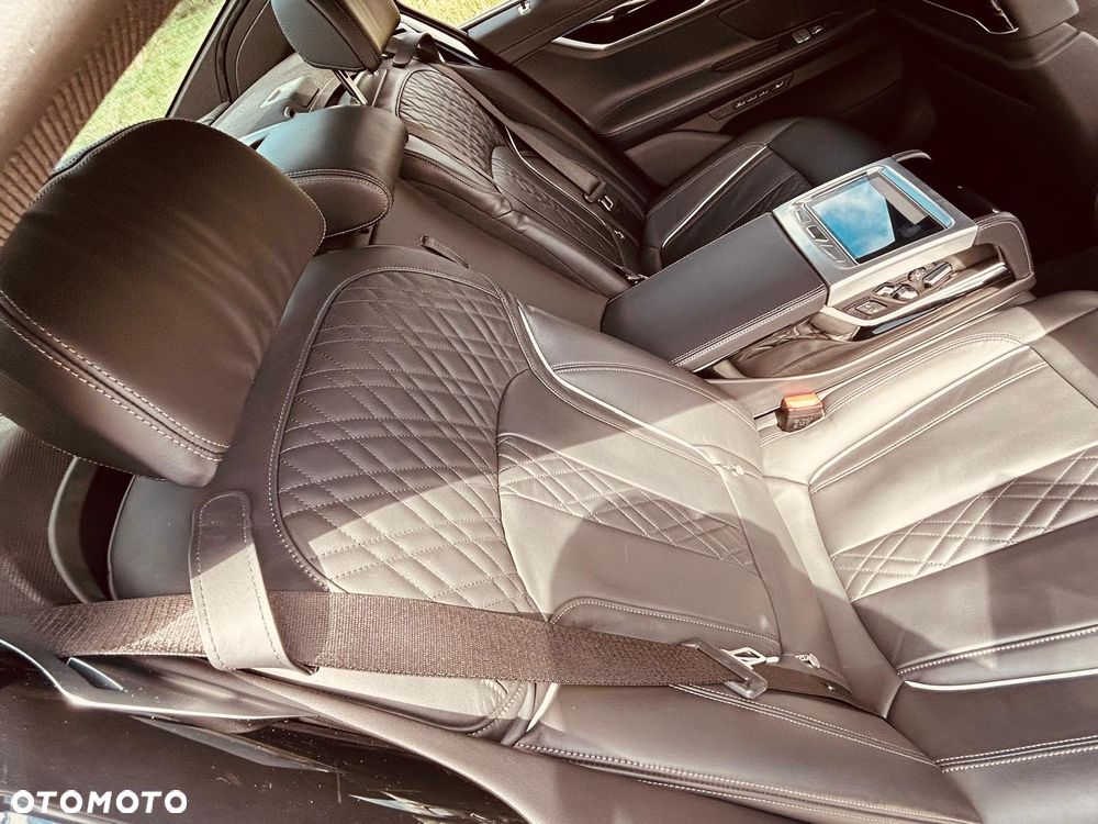 BMW Seria 7 730d xDrive mHEV - 18