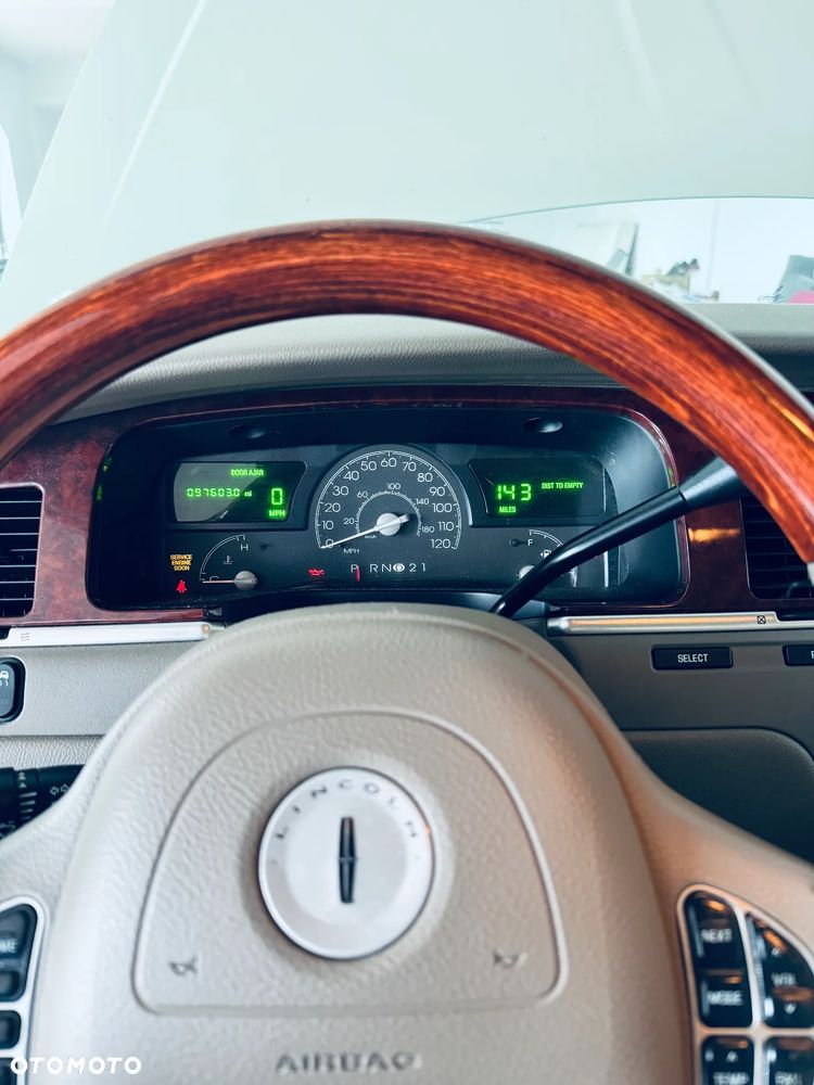 Lincoln Town Car - 8