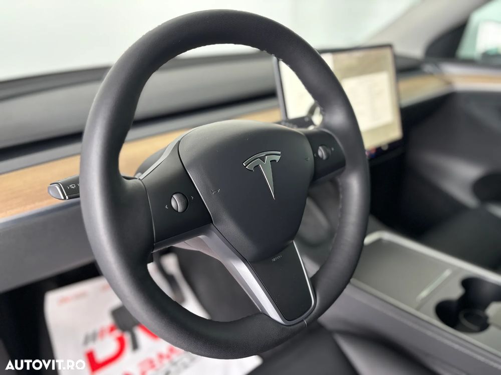 Tesla Model Y Long Range Dual Motor AWD - 14