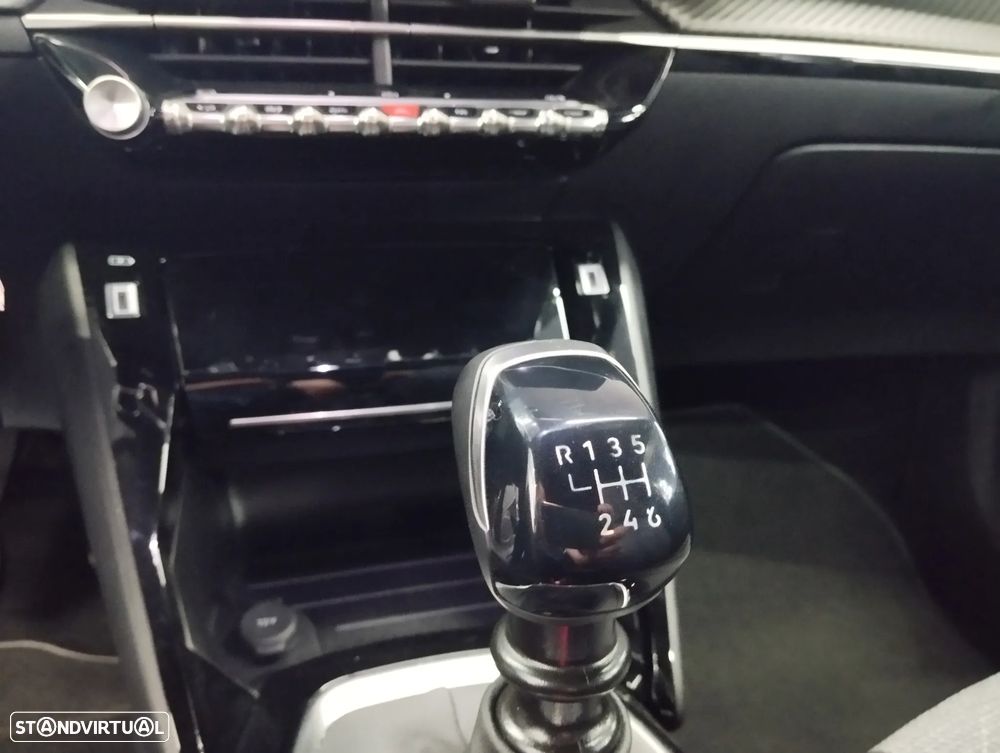 Peugeot 2008 1.2 PureTech Allure — fotografia 35