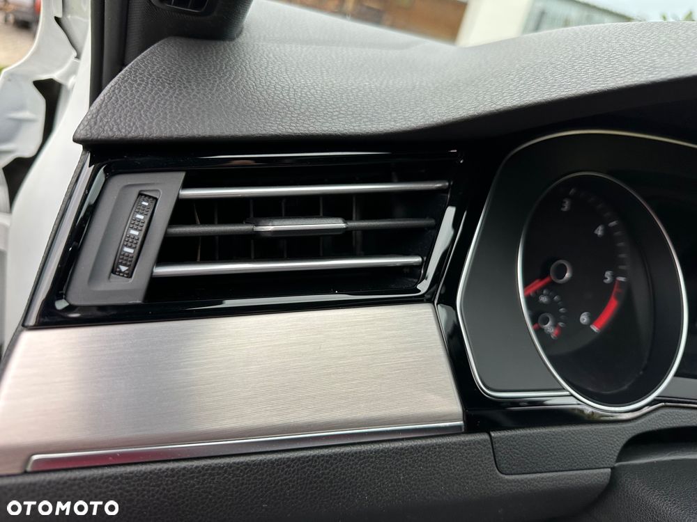 Volkswagen Passat - 25