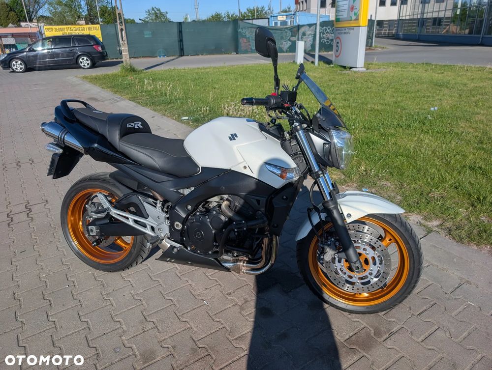 Suzuki GSR - 13