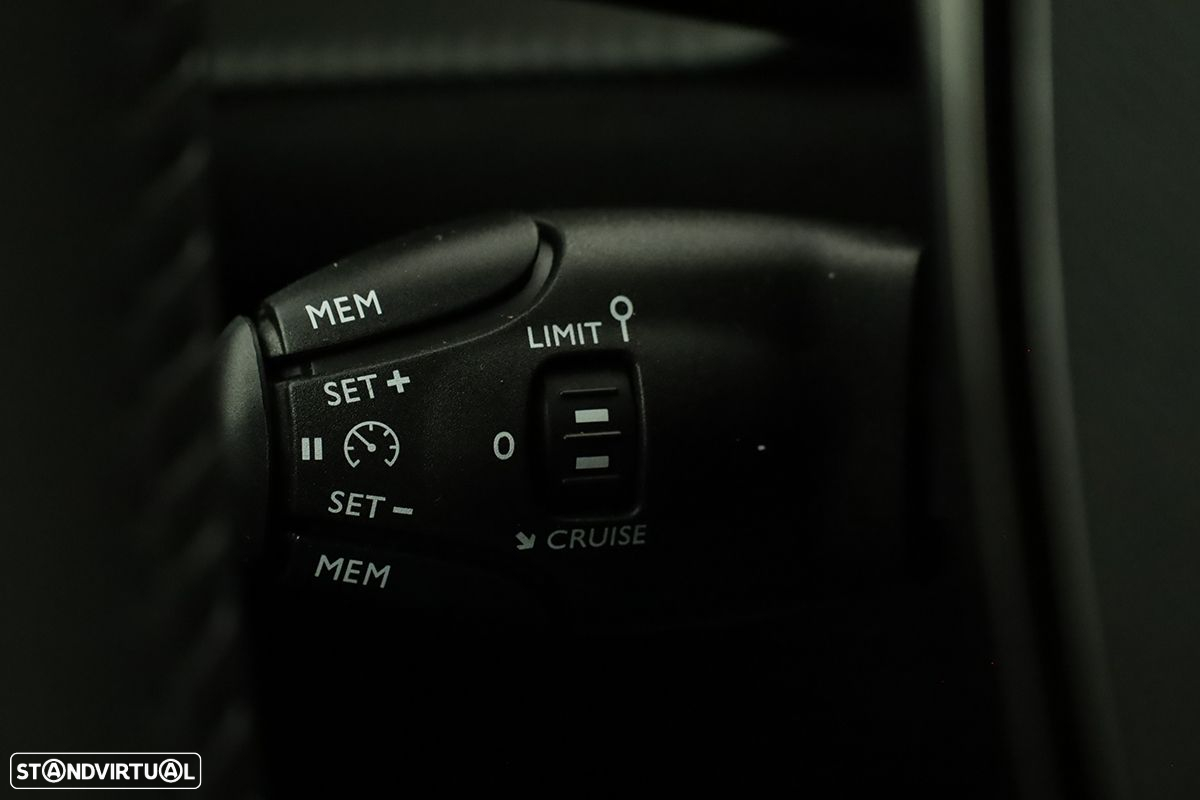 Peugeot 2008 1.2 PureTech Allure - 19