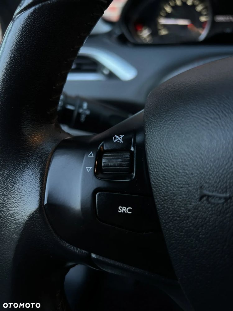 Peugeot 208 - 25