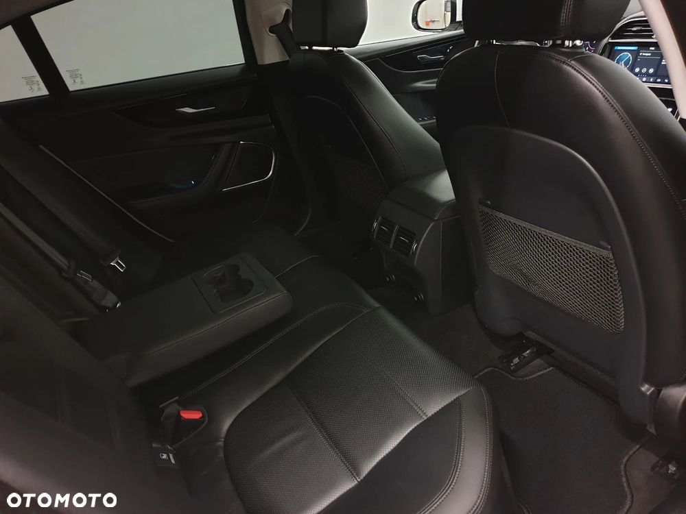 Jaguar XE 2.0 D180 SE - 30