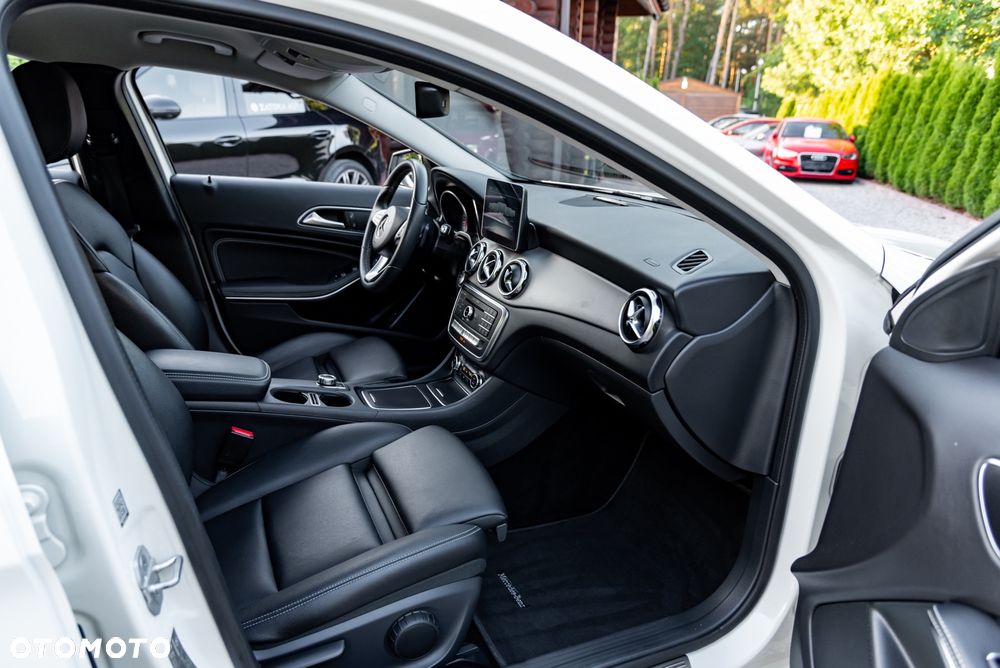 Mercedes-Benz GLA 200 7G-DCT - 26