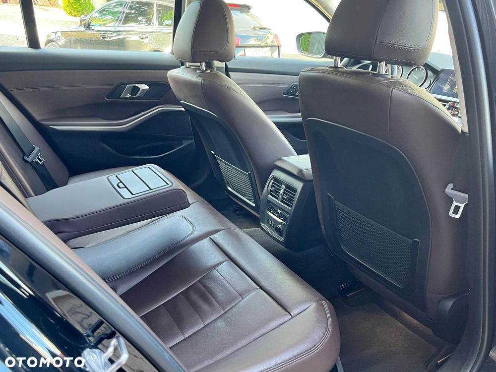 BMW Seria 3 330i xDrive Advantage sport - 32