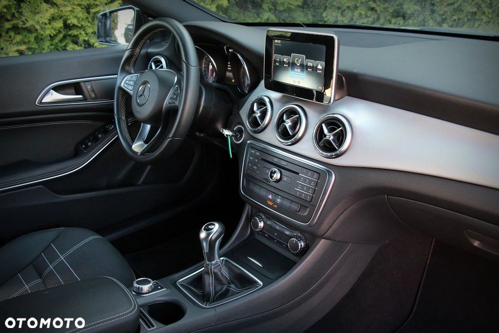 Mercedes-Benz CLA 180 Urban - 19