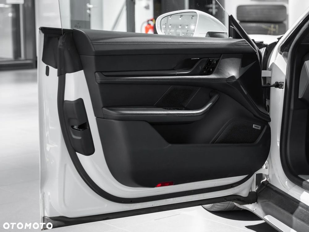 Porsche Taycan Turbo - 25