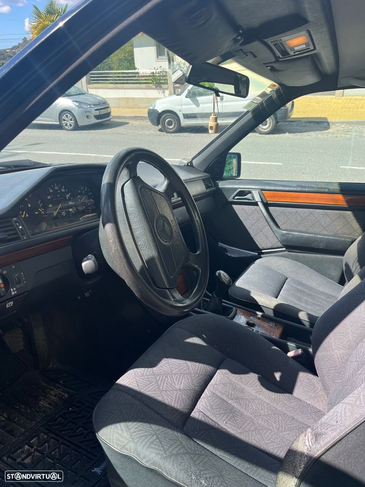 Mercedes-Benz 200 D - 4