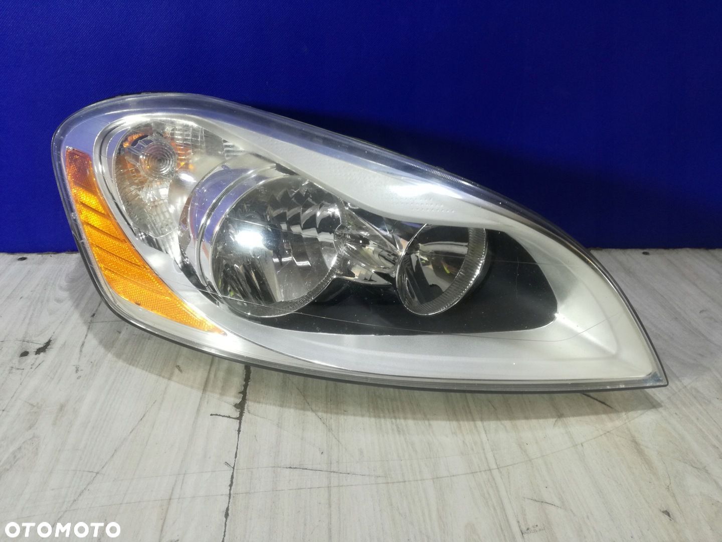Volvo XC60 I 08/13 lampa reflektor przód prawa Angielska - 1