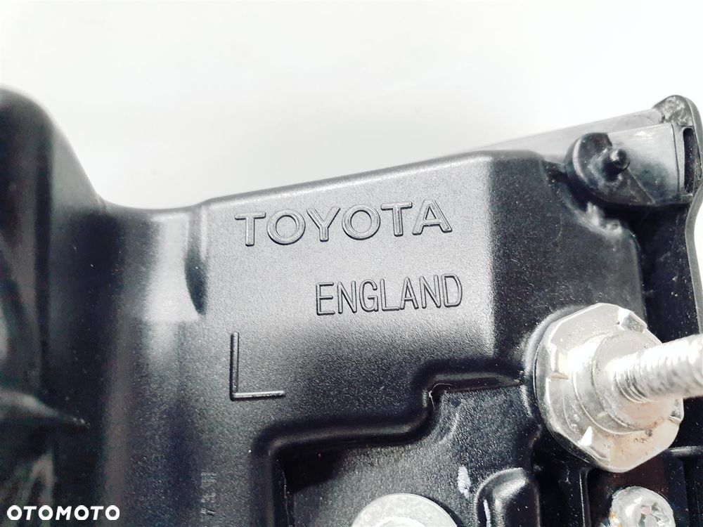TOYOTA COROLLA E21 KOMBI 18r+ LEWA LAMPA TYŁ W KLAPĘ ORY EU !!! 02431 - 6