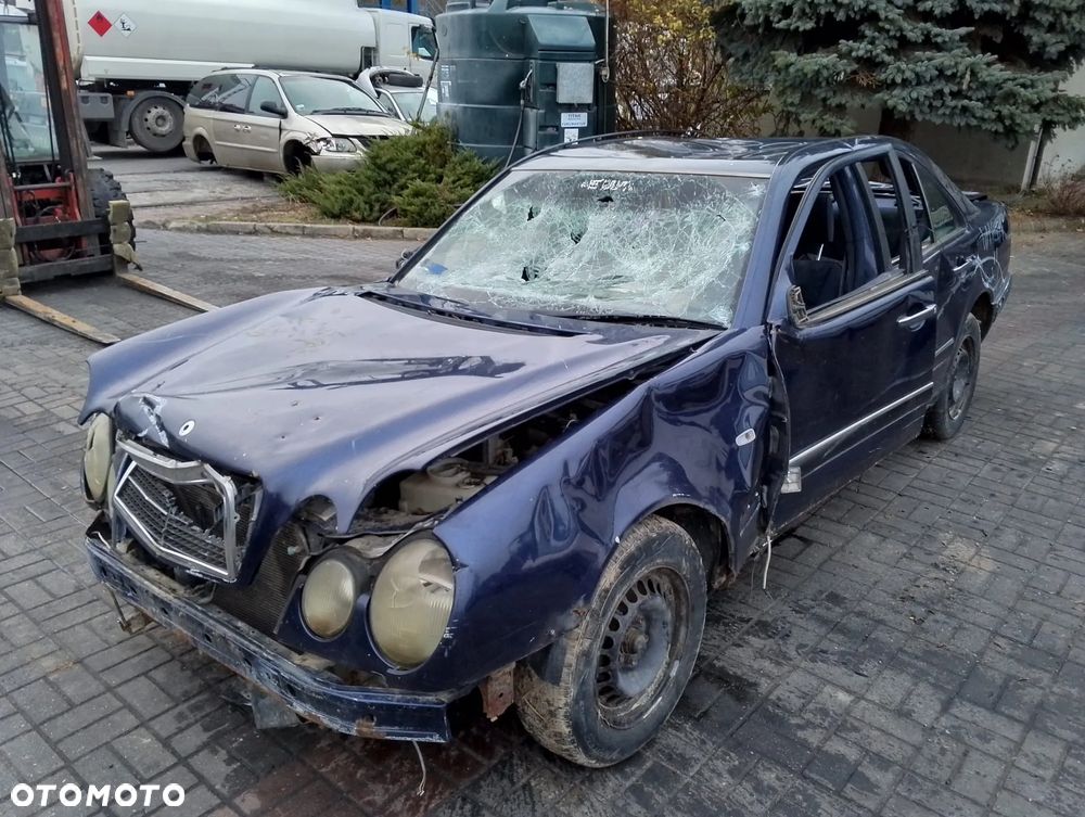 Mercedes – Benz Klasa E W210 (95-99r.) 2.0 B 136KM. Silnik 111.942 (111942) (111 942) Skrzynia 717.417 lakier 366. Cały na części. GWARANCJA !!!  Przód Tył Zestaw Komplet Drzwi Klapa Zderzak Błotnik Maska Grill Atrapa Szyba Pas Lampa Lusterko Boczki Fotel Kanapa Kokpit Deska Rozdzielcza Przełącznik Włącznik Sterownik Przewody Wiązka Instalacja Moduł Komputer Czujnik Listwa Pompa Alternator Wtryski Głowica Rozrusznik Kompresor Sprzęgło Dwumas Silnik Skrzynia ABS Klimatyzacji Paliwa Wspomagania Kolektor Turbina Przepustnica Zawór Chłodnica Koło Hak Belka Sanki Zawieszenie Mcpherson Półoś Amortyzator Wydech Tłumik Zacisk Most - 1